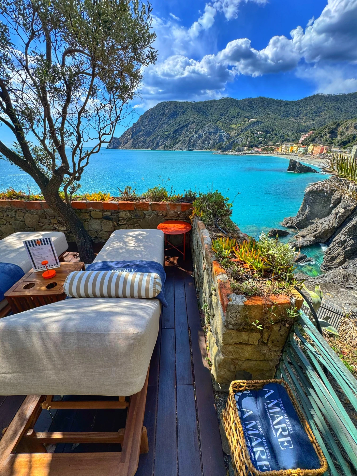 #site_title #separator_sa #attachment_caption