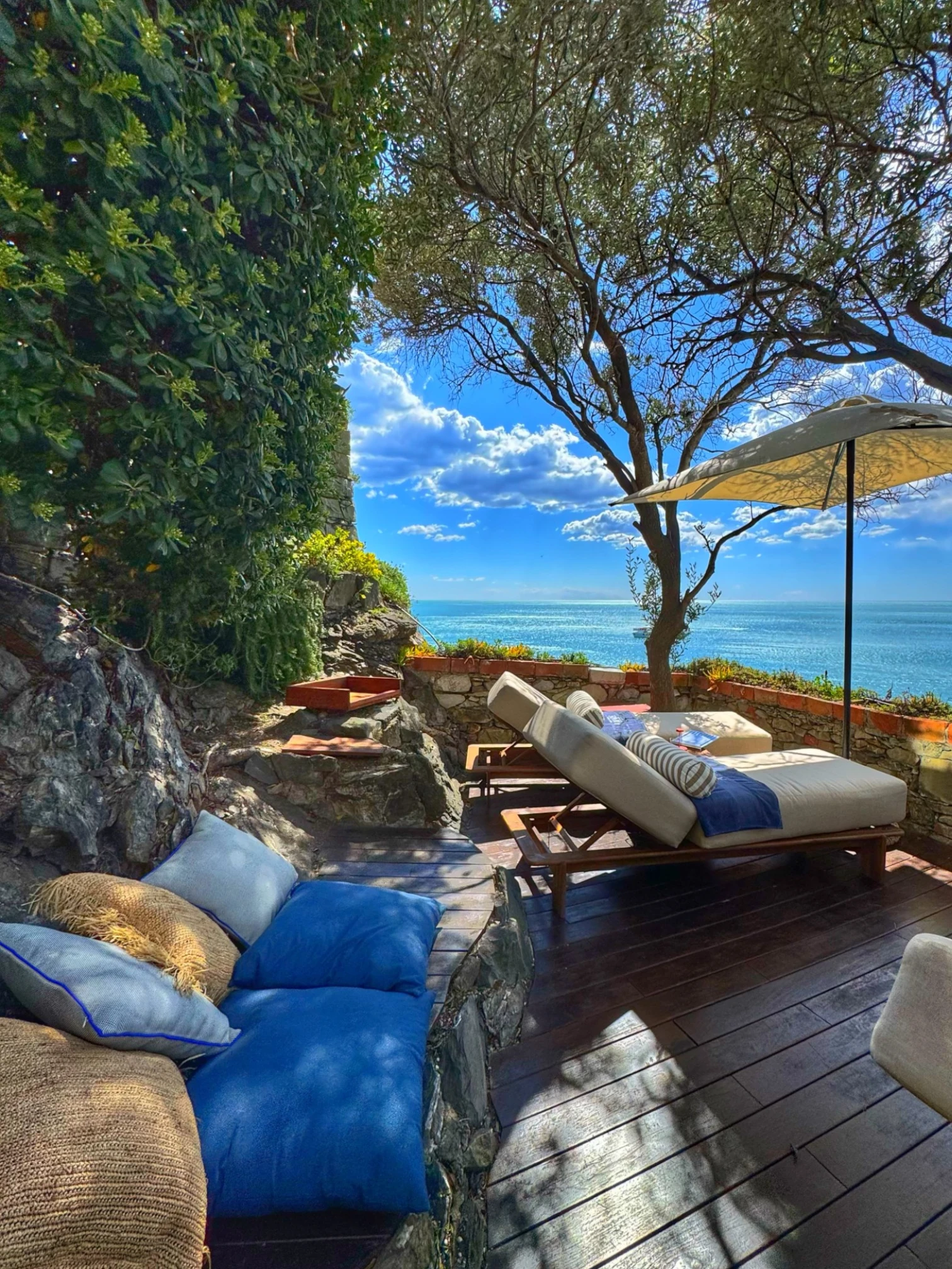 #site_title #separator_sa #attachment_caption