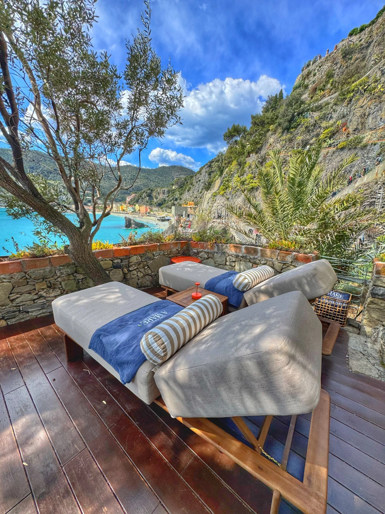 #site_title #separator_sa #attachment_caption