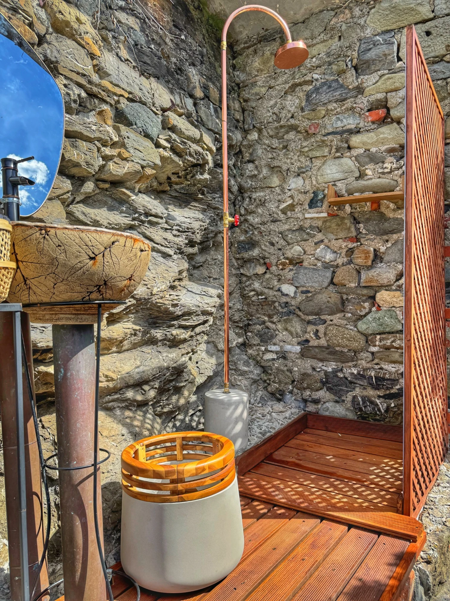 #site_title #separator_sa #attachment_caption