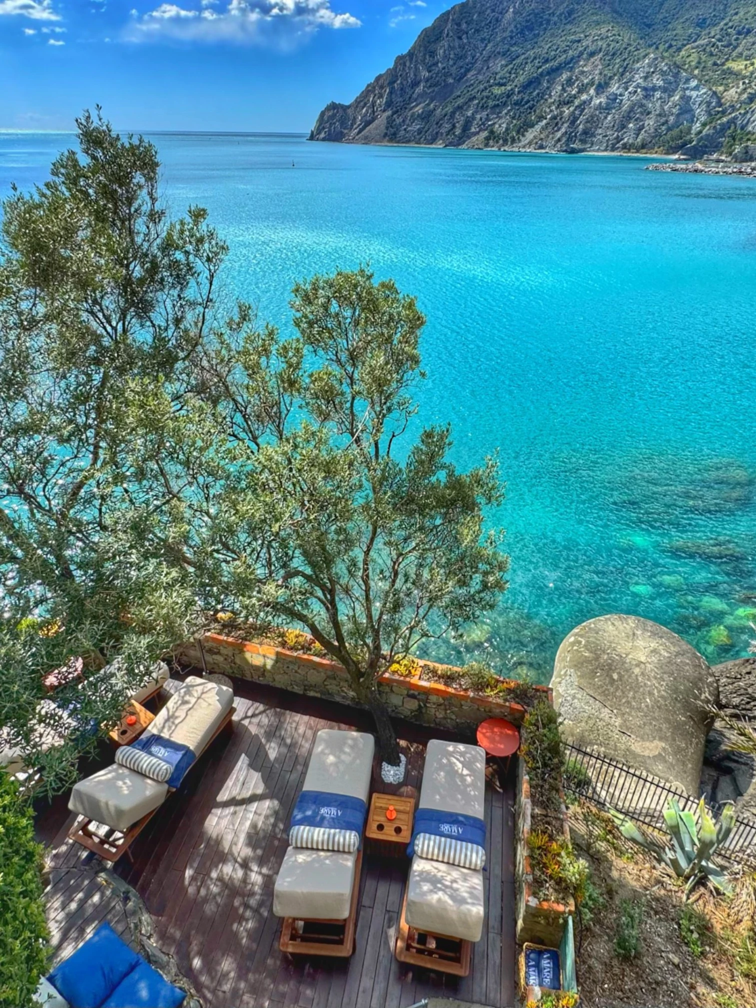 #site_title #separator_sa #attachment_caption