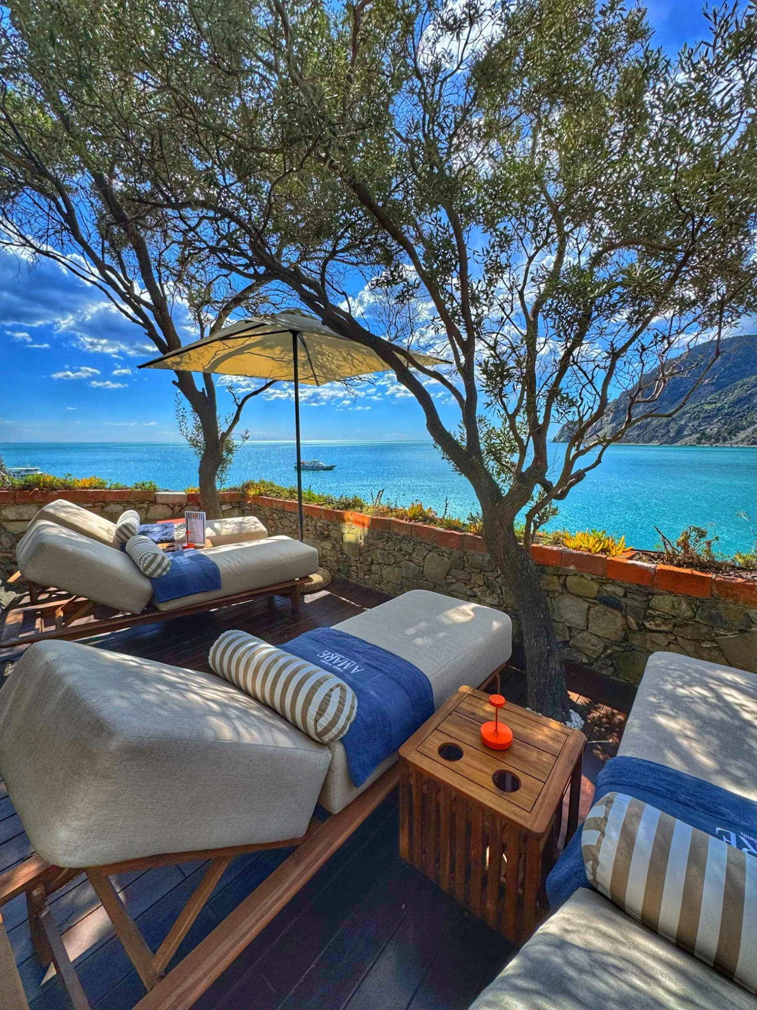 #site_title #separator_sa #attachment_caption